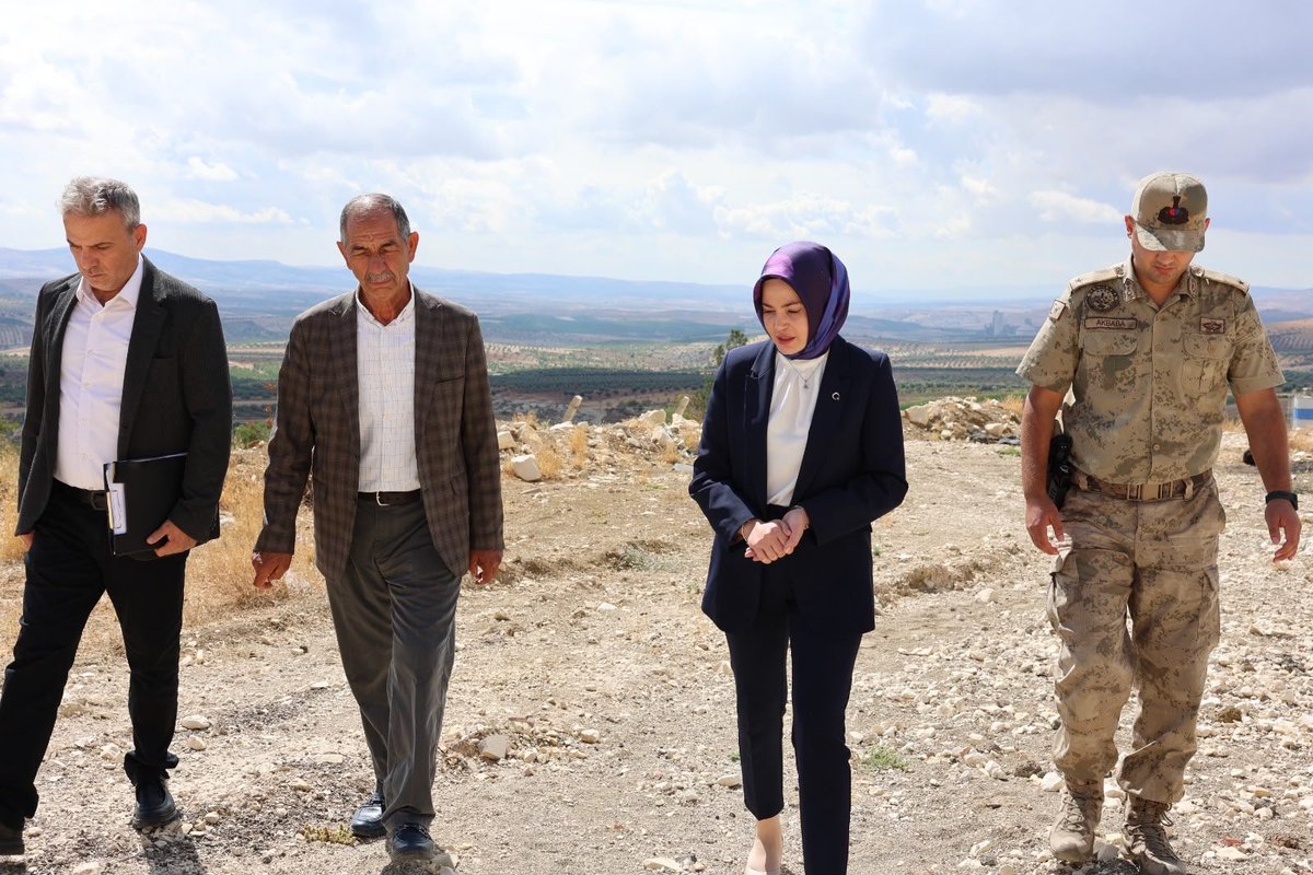 polatelikym's tweet photo. 📍 Kaymakamımız Sn. Esra Bozan, Bağarası ile Dümbüllü arasındaki yolda incelemelerde bulunarak bölgedeki mevcut durumu yerinde değerlendirdi. https://t.co/8FPZwKMNyx