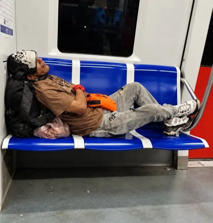 Carol18ing's tweet photo. En el Metro de Caracas NO permiten perros, los trabajadores asediaron a una joven por ingresar con su perrito en brazos. 

Que expliquen ¿Qué hacen esos mismos trabajadores para prohibir el ingreso de éstos?

Se la dan de estrictos con una muchacha, pero con estos vagabundos no. https://t.co/UAwbRRHcFk
