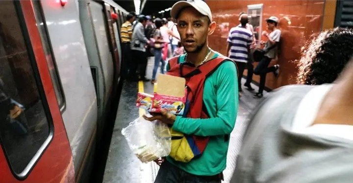 Carol18ing's tweet photo. En el Metro de Caracas NO permiten perros, los trabajadores asediaron a una joven por ingresar con su perrito en brazos. 

Que expliquen ¿Qué hacen esos mismos trabajadores para prohibir el ingreso de éstos?

Se la dan de estrictos con una muchacha, pero con estos vagabundos no. https://t.co/UAwbRRHcFk