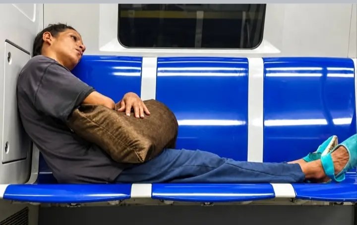 Carol18ing's tweet photo. En el Metro de Caracas NO permiten perros, los trabajadores asediaron a una joven por ingresar con su perrito en brazos. 

Que expliquen ¿Qué hacen esos mismos trabajadores para prohibir el ingreso de éstos?

Se la dan de estrictos con una muchacha, pero con estos vagabundos no. https://t.co/UAwbRRHcFk