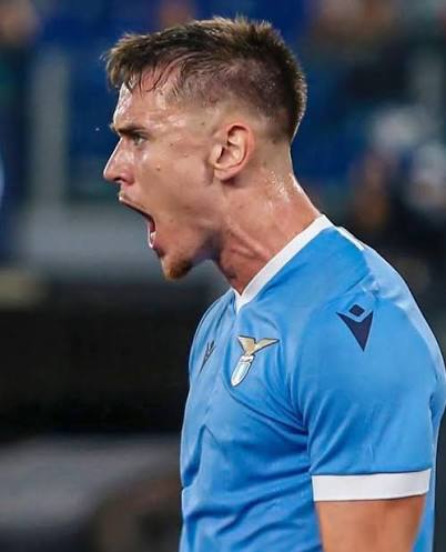 lazio_e's tweet photo. Questa maglia mi ha fatto cadere e rialzare, mi ha fatto soffrire, gioire, crescere, mi ha fatto diventare l'uomo che sono oggi. 
Ci può essere qualcosa di più sportivo di questo?
Ciao #Patric 
@lazio_e libertà https://t.co/iV536hyoVW