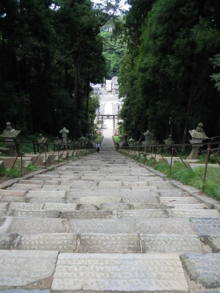 mido_u13's tweet photo. 振り返りお出掛け記録　
宮城県 塩竈

塩竈神社
表参道の202段ある階段登りました
登りきって振り返ってみると、やはりなかなかな高さ
朝イチからよく頑張った
神社のお祭りではこの階段を神輿が下っていくそう
見てみたい！

4枚目は境内案内板
塩竈神社、なかなかに広そうです https://t.co/lgoxkxeWuW
