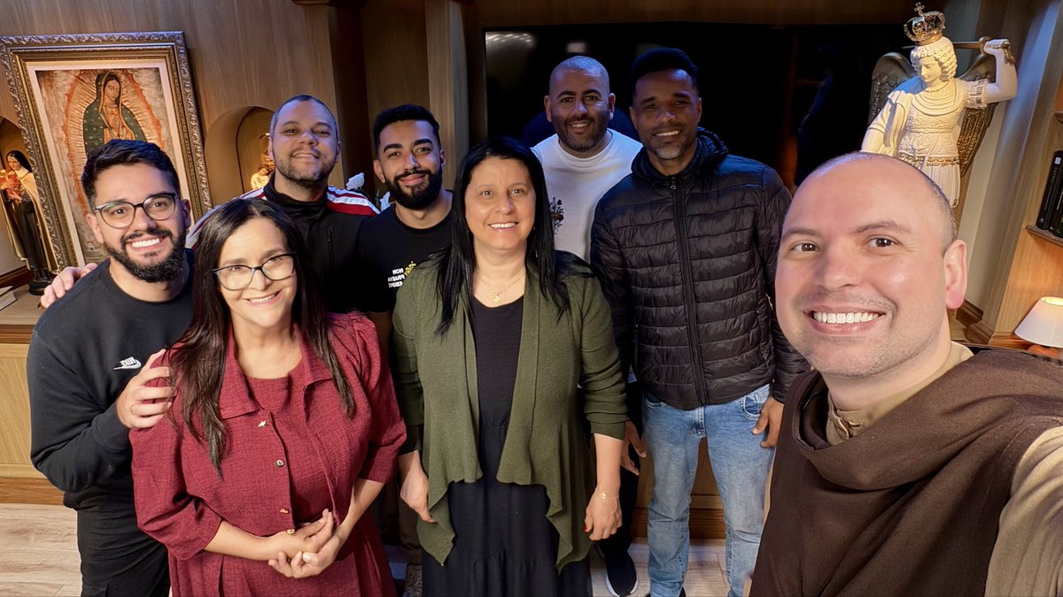 FreiGilsonCMES's tweet photo. Quero agradecer de forma muito especial à nossa equipe do Rosário. Sem eles, muita coisa do que vivemos não seria possível.
E essa foto ainda não representa toda a nossa equipe. Existem muitos outros rostinhos que poderiam estar aqui, pessoas muito atuantes no Rosário, que fazem parte de tudo isso, mesmo não estando presencialmente nesta foto.

Por isso, peço que vocês rezem por todos nós. Pelos que aparecem nesta foto e também por tantos outros cujos nomes e rostos talvez vocês nem conheçam, mas que trabalham, se dedicam e fazem parte de maneira muito importante deste projeto.

A cada um deles, o meu muito obrigado!

Continuamos juntos.