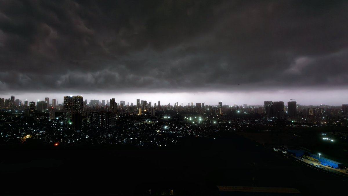 josephradhik's tweet photo. There's a storm coming, Mumbai. https://t.co/kdWzD8ZlKd