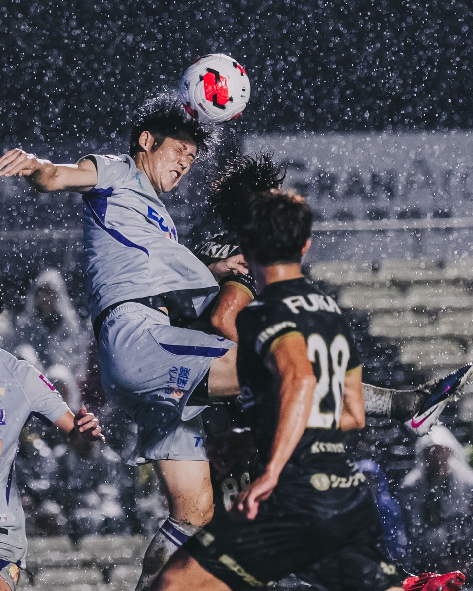 sanfrecce_SFC's tweet photo. 𝐌𝐀𝐓𝐂𝐇 𝐑𝐄𝐂𝐀𝐏📸
雨にも負けず。
#sanfrecce #ONEVIOLET #ルヴァンカップ https://t.co/cggGt9b4Ho