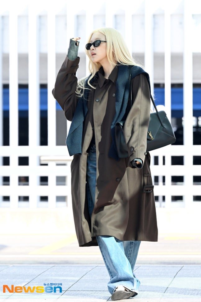 synthsrs's tweet photo. so chic, so cool 😎 

ROSÉ FOR SAINT LAURENT 
#ParisFashionWeek #PFW
#ROSÉ #YSL #SaintLaurent https://t.co/lIXjnNnXda