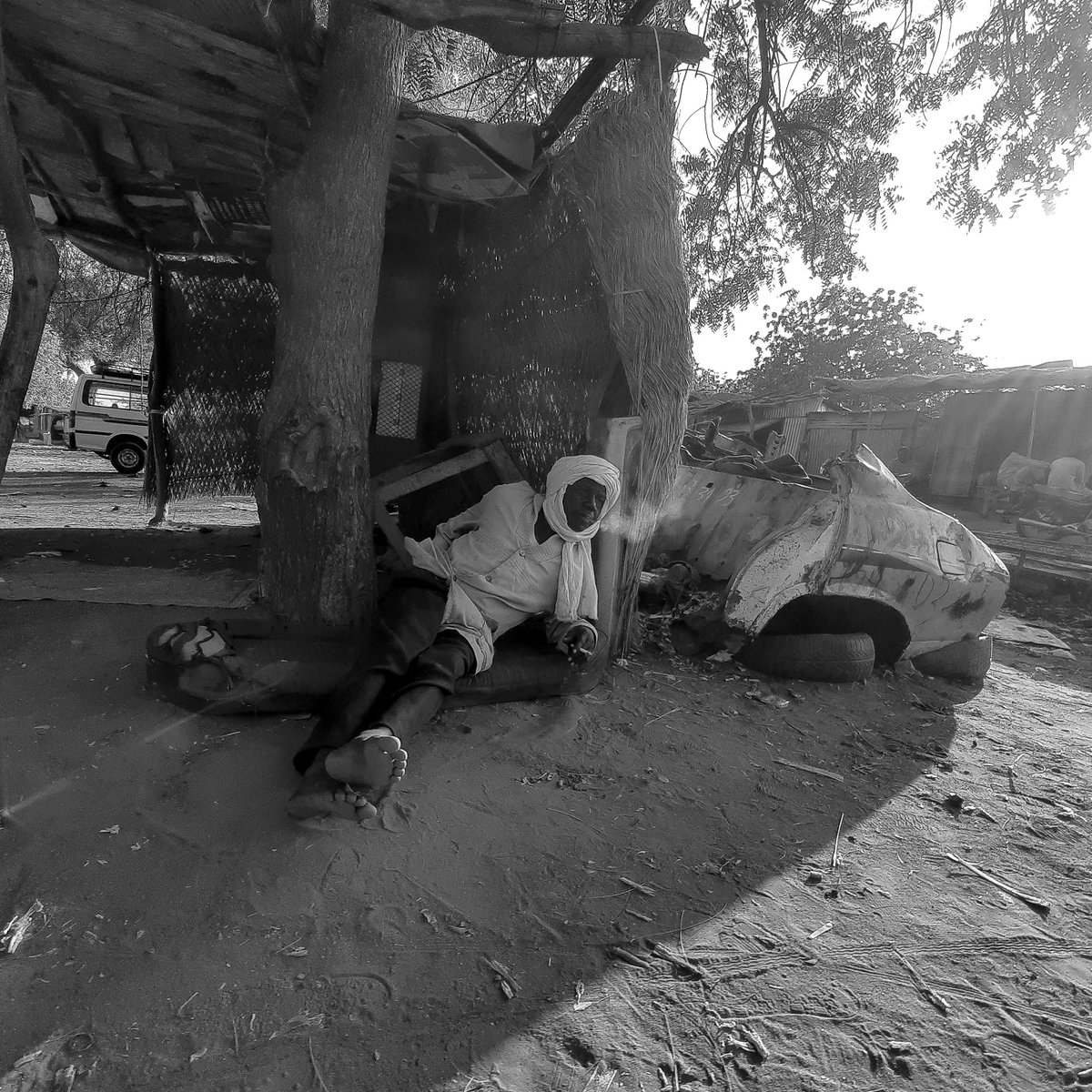 oh64m's tweet photo. L'Ombre de la Résilience ⏳ |
​Entre le calme de l'instant et les traces du passé, la vie continue avec dignité à N'Djamena 🇹🇩.
​Une pause à l'ombre, un regard vers l'horizon, et une sérénité qui défie la rudesse du quotidien. https://t.co/tSTfSmiNo5