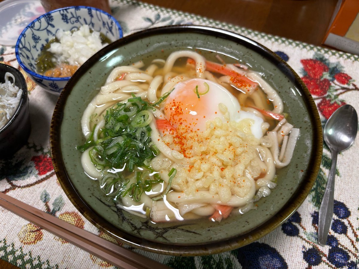 fishermanv301's tweet photo. お疲れ様です🍵
本日の #おうちごはん ！
少し肌寒いので、おうどんに温玉🐣乗せてあったまるぅ〜( ﾟДﾟ)ｳﾏｰ https://t.co/CdYAHTauKD