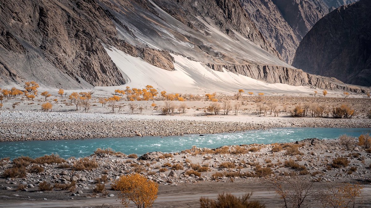 Marcochongso's tweet photo. landscape photography｜风光摄影

塔莎古道的胡杨

叶尔羌河的水幽兰清澈

昆仑山在秋日照耀下颜色深邃

金黄色的胡杨

散布在山脚河边

它们构成了一道绝美的风景线！ https://t.co/WsKxJbFVrZ