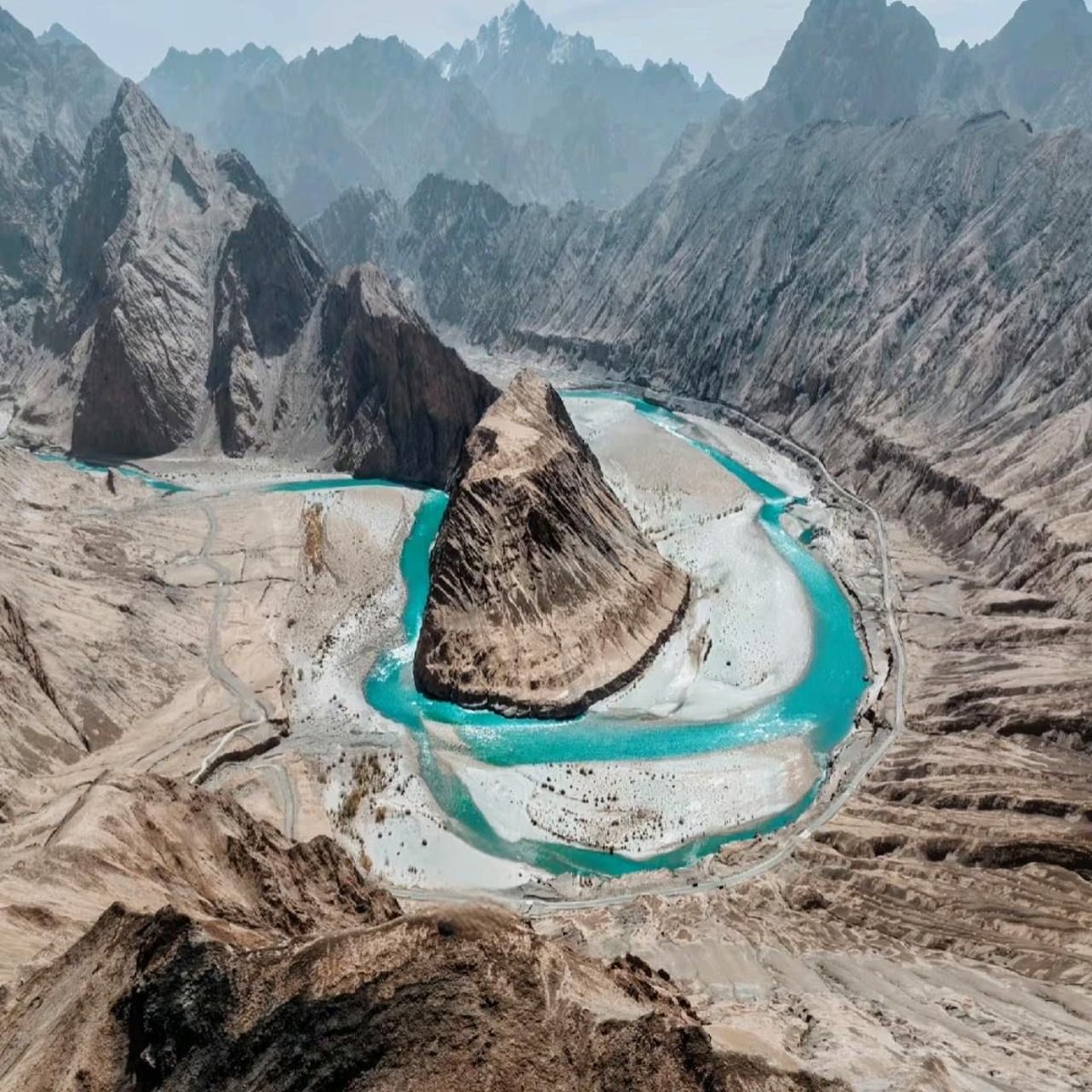 Marcochongso's tweet photo. landscape photography｜风光摄影

塔莎古道的胡杨

叶尔羌河的水幽兰清澈

昆仑山在秋日照耀下颜色深邃

金黄色的胡杨

散布在山脚河边

它们构成了一道绝美的风景线！ https://t.co/WsKxJbFVrZ
