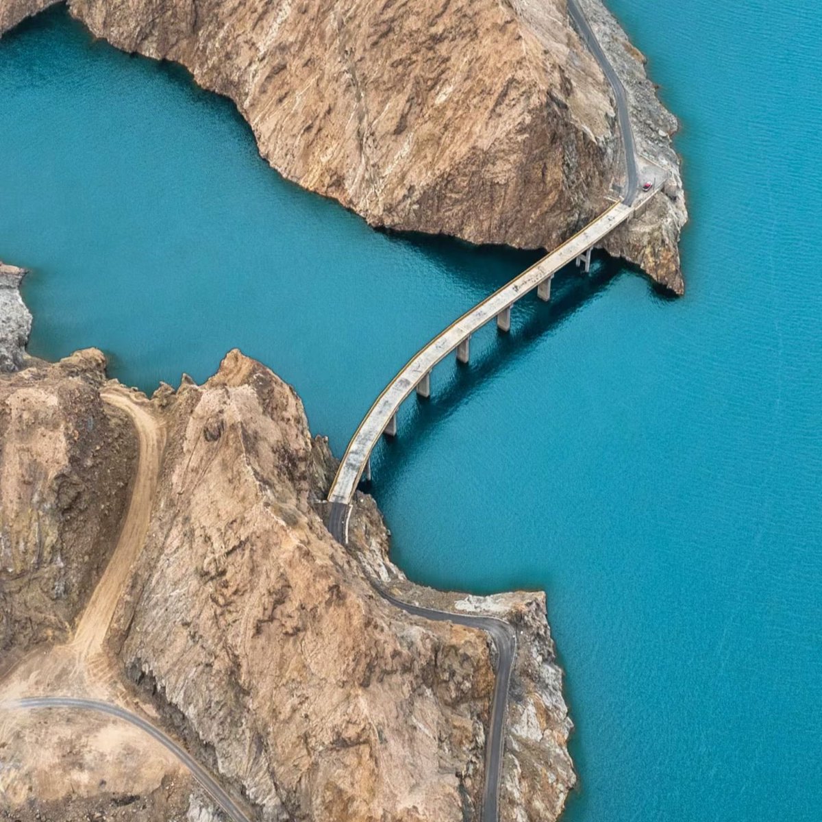 Marcochongso's tweet photo. landscape photography｜风光摄影

塔莎古道的胡杨

叶尔羌河的水幽兰清澈

昆仑山在秋日照耀下颜色深邃

金黄色的胡杨

散布在山脚河边

它们构成了一道绝美的风景线！ https://t.co/WsKxJbFVrZ
