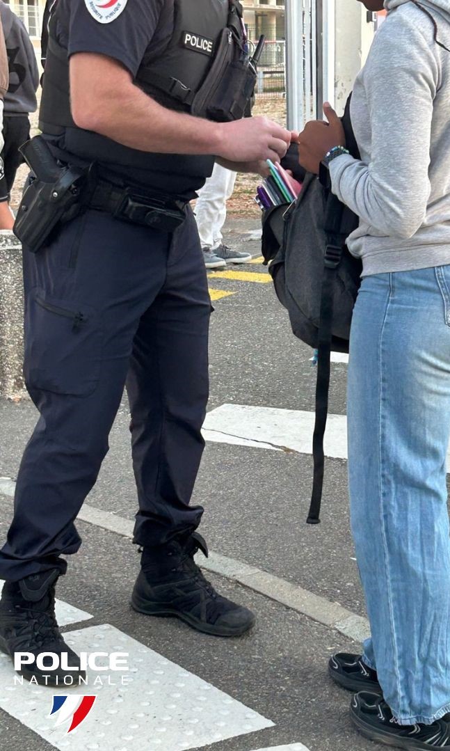 PoliceNat28's tweet photo. SÉCURISATION |Le 25/09, les👮‍♂️nationaux de #Chartres ont mené une opération de sécurisation et fouille de 🎒au lycée Jehan de Beauce à #Chartres. Bilan:2 000 lycéens contrôlés; découverte d'un petit🔪suisse saisi donnant lieu à un rappel verbal au règlement adressé au propriétaire https://t.co/1dH4Xe48Ea