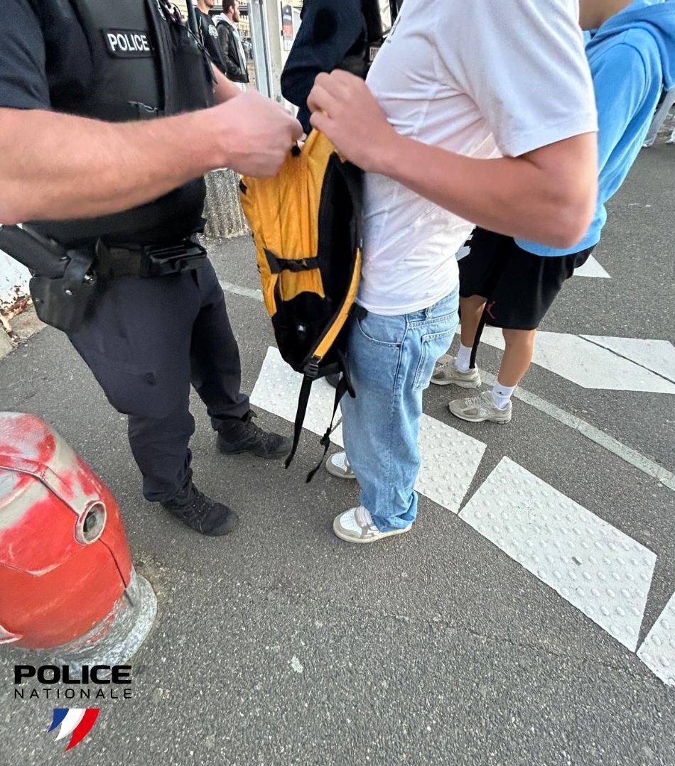 PoliceNat28's tweet photo. SÉCURISATION |Le 25/09, les👮‍♂️nationaux de #Chartres ont mené une opération de sécurisation et fouille de 🎒au lycée Jehan de Beauce à #Chartres. Bilan:2 000 lycéens contrôlés; découverte d'un petit🔪suisse saisi donnant lieu à un rappel verbal au règlement adressé au propriétaire https://t.co/1dH4Xe48Ea