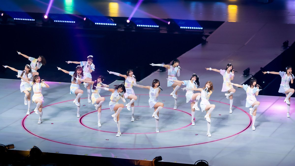 BUBKA_WEB's tweet photo. #新井彩永
AKB48・新井彩永さん
✈️学業および海外留学のため活動休止へ
🥹「必ずAKB48の未来に貢献できる存在になって帰ってきます」
🔻記事詳細
https://t.co/KEocfjTkTs 

※写真は「Supported by ローソンチケット AKB48 THREE CONCEPTS LIVE in KArenaYokohama」より https://t.co/UaO6OpwhNn
