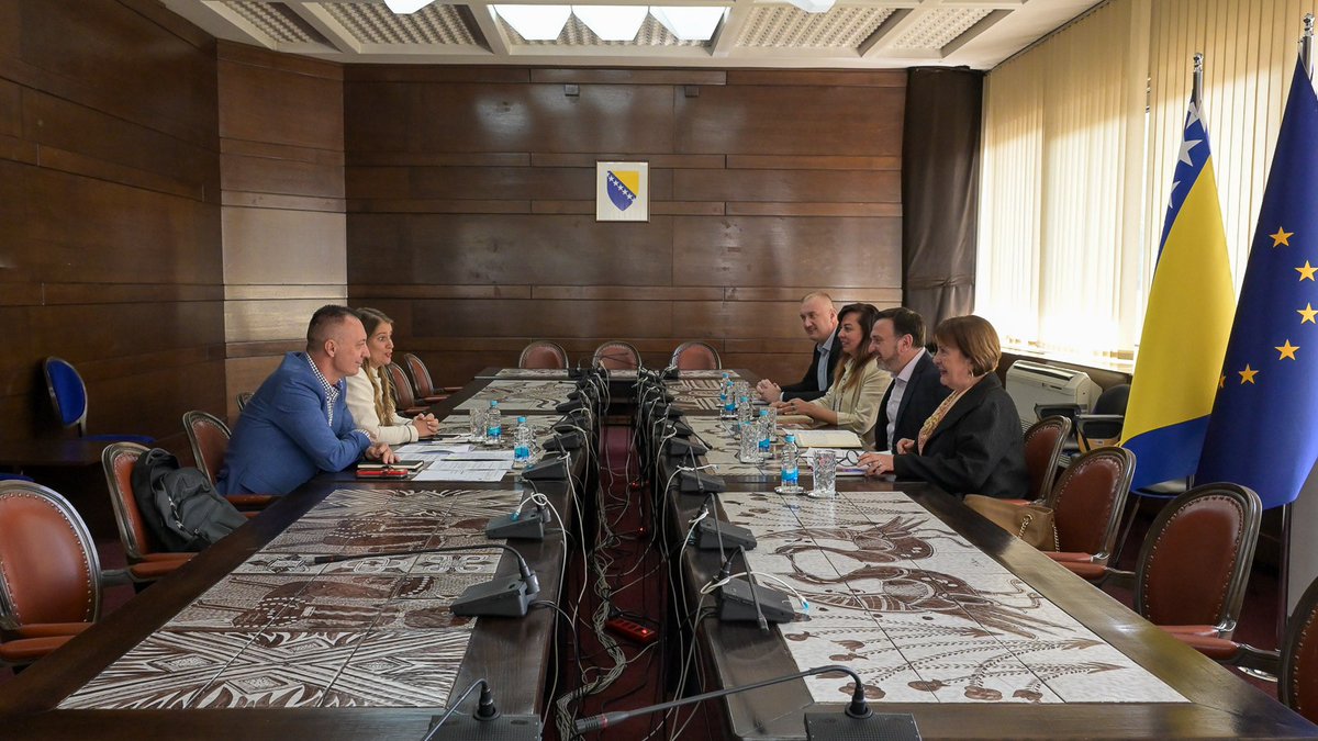 vladafederacije's tweet photo. ✅ Ministar Hasičević i direktorica Prvulović: Pojačane kontrole u trgovini, ponovljeni prekršaji zahtijevaju odlučnije postupanje

Više na 🔗 https://t.co/V4A1IiQmFL

#VladaFederacijeBiH #VladaFBiH #FMT #FUZIP #Inspekcija #Trgovina #Potrošači #ZaključaneCijene #NeradnaNedjelja https://t.co/bd8UJa5Aw9