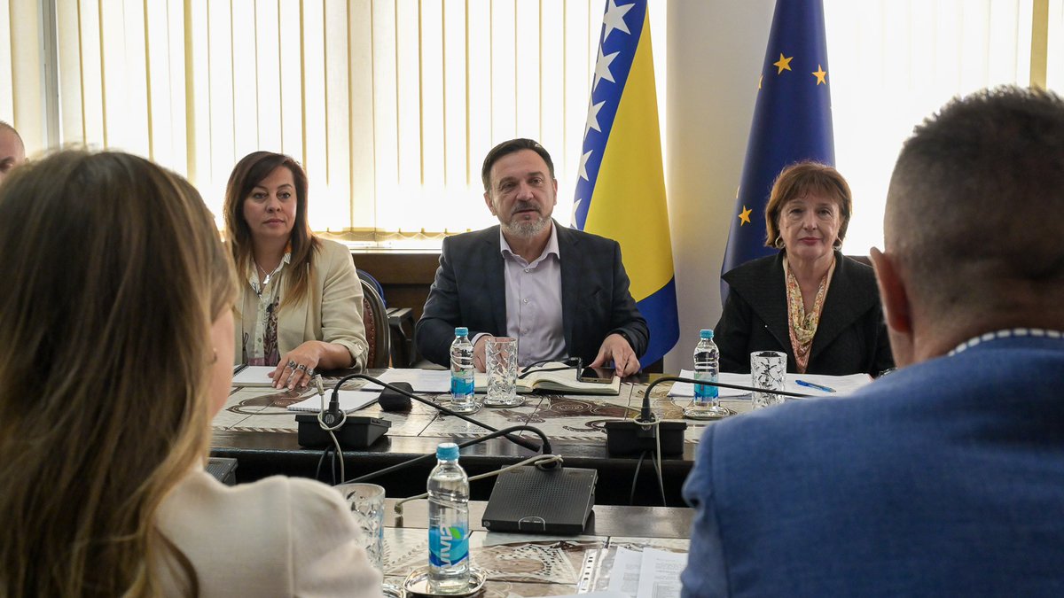 vladafederacije's tweet photo. ✅ Ministar Hasičević i direktorica Prvulović: Pojačane kontrole u trgovini, ponovljeni prekršaji zahtijevaju odlučnije postupanje

Više na 🔗 https://t.co/V4A1IiQmFL

#VladaFederacijeBiH #VladaFBiH #FMT #FUZIP #Inspekcija #Trgovina #Potrošači #ZaključaneCijene #NeradnaNedjelja https://t.co/bd8UJa5Aw9