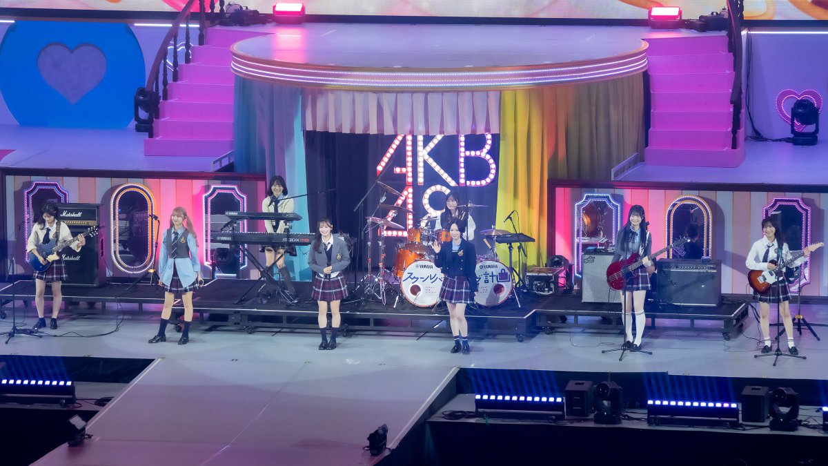 BUBKA_WEB's tweet photo. #新井彩永
AKB48・新井彩永さん
✈️学業および海外留学のため活動休止へ
🥹「必ずAKB48の未来に貢献できる存在になって帰ってきます」
🔻記事詳細
https://t.co/KEocfjTkTs 

※写真は「Supported by ローソンチケット AKB48 THREE CONCEPTS LIVE in KArenaYokohama」より https://t.co/UaO6OpwhNn