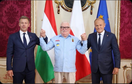 LechNowacki's tweet photo. Naśladowca i uczeń niemiecko-ruskiego agenta, bolszewickiego bandyty @PremierRP @donaldtusk 'a, węgierski bolszewicki bandyta, Magyar Péter (Ne féljetek)/ @magyarpeterMP , ściga ucziwych ludzi, zastrasza Węgrów, by oddać ich w niemiecko-ruską niewolę.
Kiedy Węgrzy go pogonią...? https://t.co/Wicp4wOxw1
