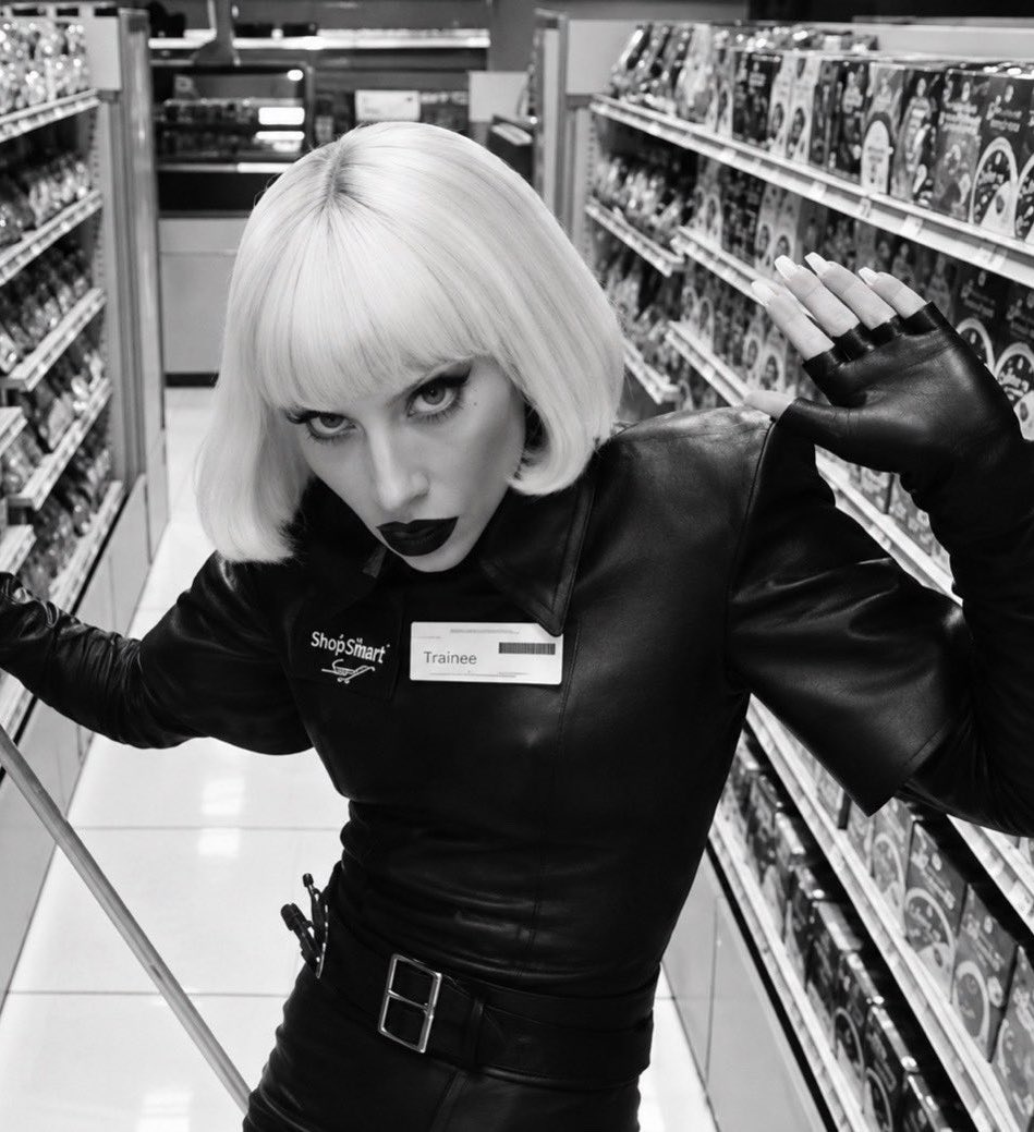 infogagabr's tweet photo. MEU DEUS! Um fã que se encontrou com Michael Polansky, noivo de Lady Gaga e compositor de algumas faixas do MAYHEM, que confirmou que o LG8 já está em processo de criação.

Lady Gaga revelou recentemente que está animada para continuar criando músicas para os fãs durante uma ação com o FamilyMart.

Ansiosos?