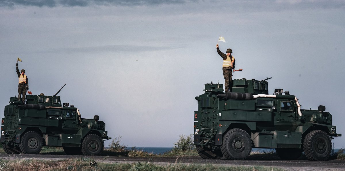DGeneralneRSZ's tweet photo. Na poligonie w Ustce mobilne zespoły zwalczania dronów Bursztynowej Dywizji doskonaliły działania przeciwko bezzałogowym statkom powietrznym 🎈🚀 .

✔️ Współczesne pole walki wymaga szybkiej reakcji, precyzji i skutecznego wykrywania zagrożeń z powietrza. Dlatego szkolenie obejmuje również prowadzenie ognia do celów imitujących drony 💥💪.

📷 sierż. Piotr Szafarski @16Dywizja
