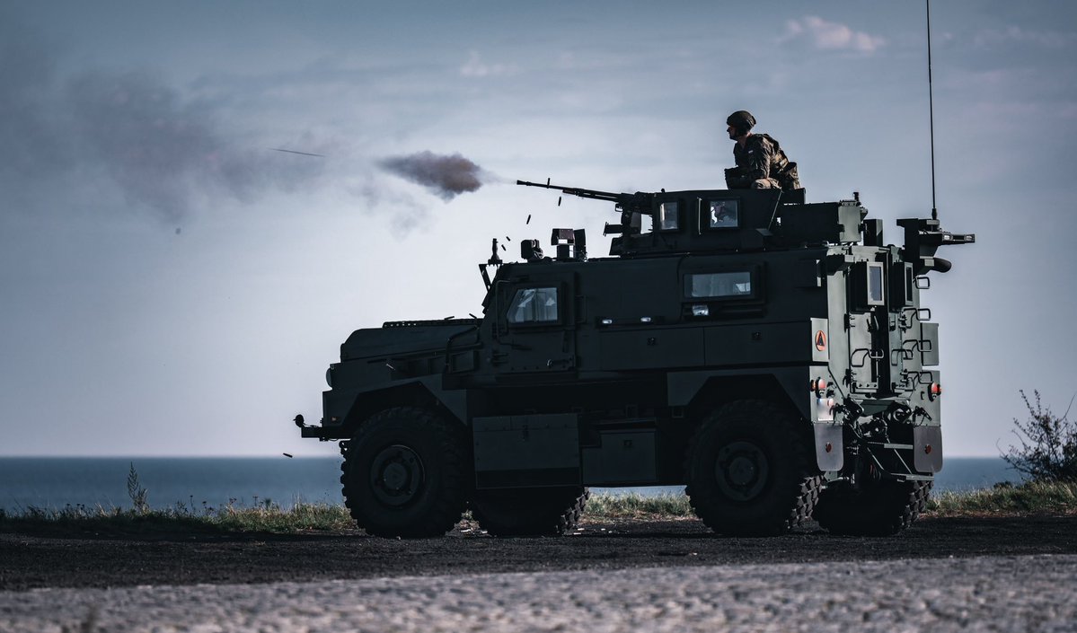 DGeneralneRSZ's tweet photo. Na poligonie w Ustce mobilne zespoły zwalczania dronów Bursztynowej Dywizji doskonaliły działania przeciwko bezzałogowym statkom powietrznym 🎈🚀 .

✔️ Współczesne pole walki wymaga szybkiej reakcji, precyzji i skutecznego wykrywania zagrożeń z powietrza. Dlatego szkolenie obejmuje również prowadzenie ognia do celów imitujących drony 💥💪.

📷 sierż. Piotr Szafarski @16Dywizja