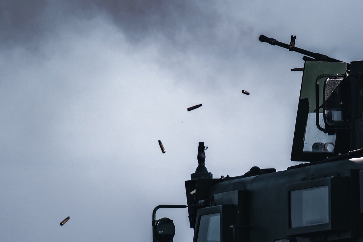 DGeneralneRSZ's tweet photo. Na poligonie w Ustce mobilne zespoły zwalczania dronów Bursztynowej Dywizji doskonaliły działania przeciwko bezzałogowym statkom powietrznym 🎈🚀 .

✔️ Współczesne pole walki wymaga szybkiej reakcji, precyzji i skutecznego wykrywania zagrożeń z powietrza. Dlatego szkolenie obejmuje również prowadzenie ognia do celów imitujących drony 💥💪.

📷 sierż. Piotr Szafarski @16Dywizja