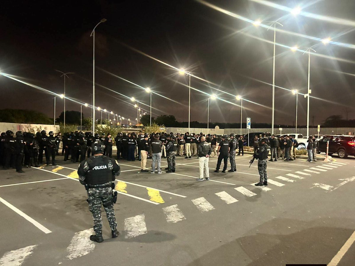 MinMedio's tweet photo. #Manabi
La Policía Nacional realizó la operación "Pacífico III" tras 9 meses de investigación, en el operativo participaron 140 policías y 15 fiscales. 

12 personas fueron detenidas entre las cuales hay líderes de un grupo delictivo y sujetos que participaron en los crimenes de un policía y un abogado en Rocafuerte.