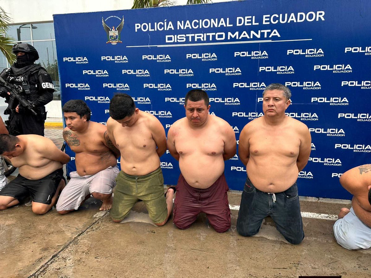 MinMedio's tweet photo. #Manabi
La Policía Nacional realizó la operación "Pacífico III" tras 9 meses de investigación, en el operativo participaron 140 policías y 15 fiscales. 

12 personas fueron detenidas entre las cuales hay líderes de un grupo delictivo y sujetos que participaron en los crimenes de un policía y un abogado en Rocafuerte.