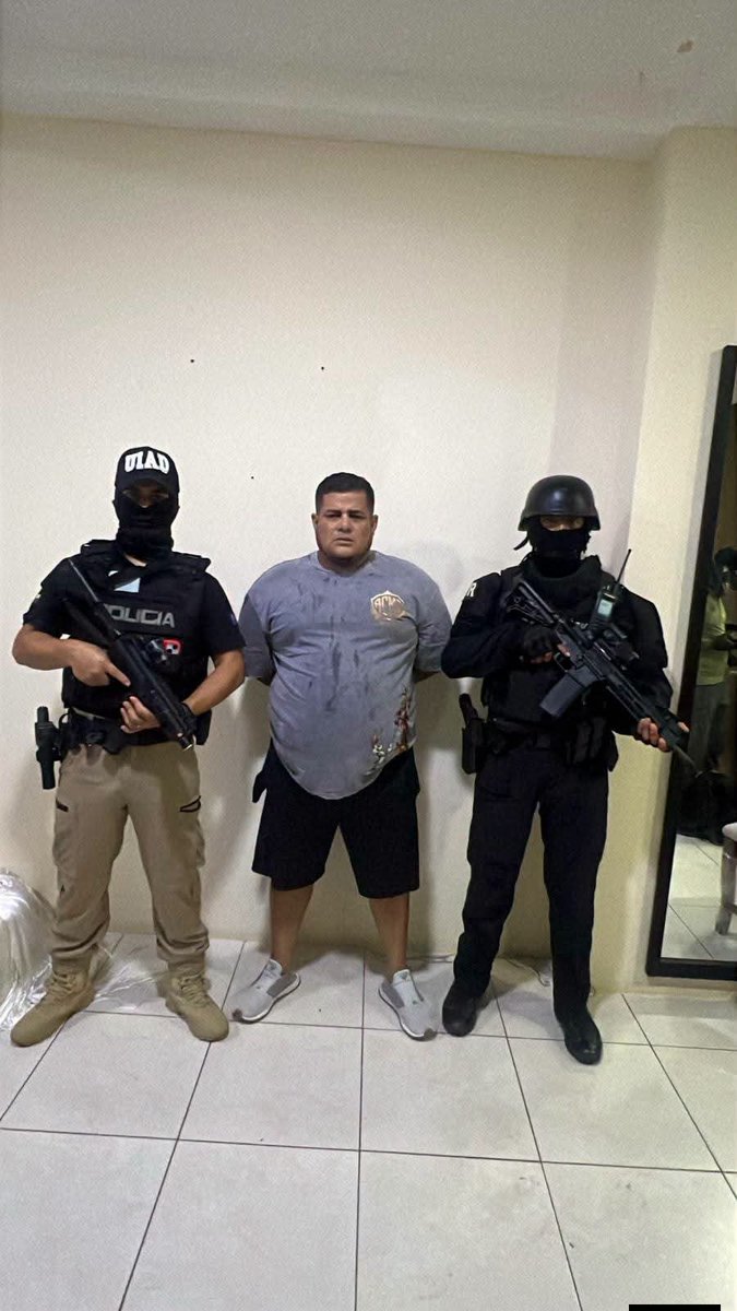 MinMedio's tweet photo. #Manabi
La Policía Nacional realizó la operación "Pacífico III" tras 9 meses de investigación, en el operativo participaron 140 policías y 15 fiscales. 

12 personas fueron detenidas entre las cuales hay líderes de un grupo delictivo y sujetos que participaron en los crimenes de un policía y un abogado en Rocafuerte.