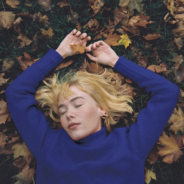 poptime's tweet photo. girl in red alterou a capa de 'we fell in love in october' de vermelho pra azul. https://t.co/SwaDogb1u5