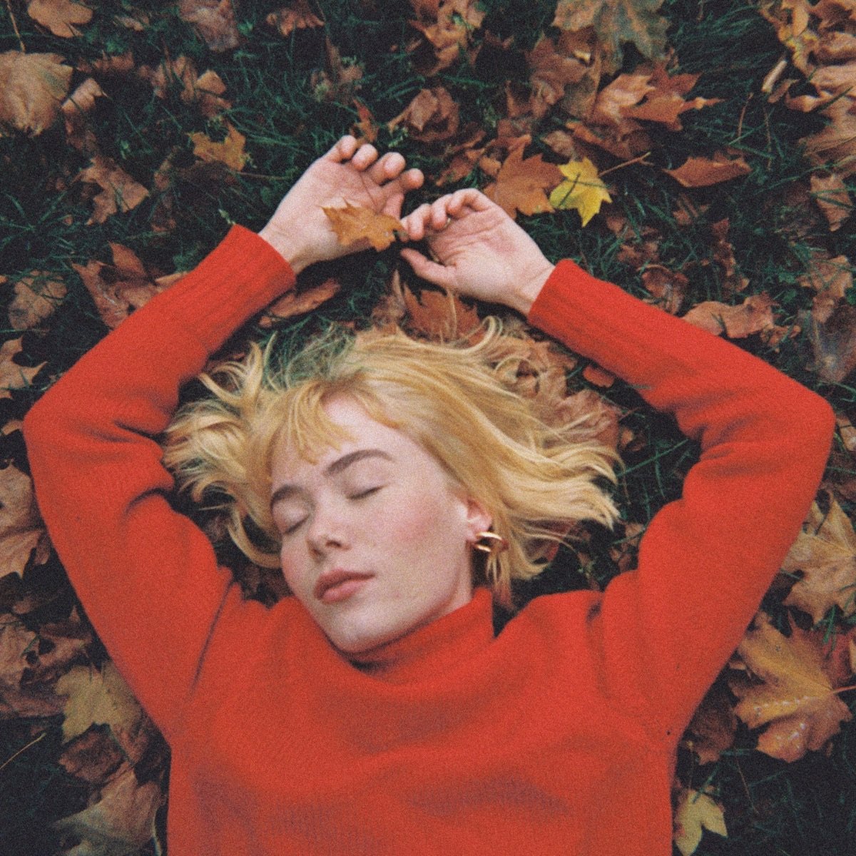 poptime's tweet photo. girl in red alterou a capa de 'we fell in love in october' de vermelho pra azul. https://t.co/SwaDogb1u5