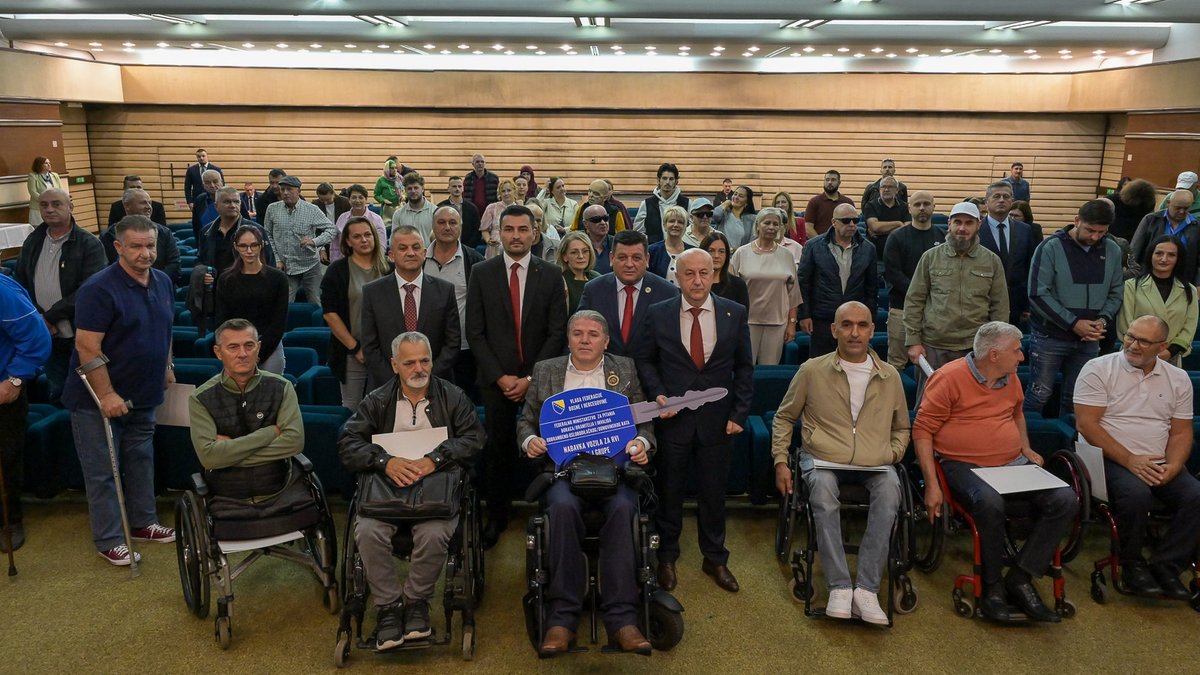 vladafederacije's tweet photo. ✅ Ministar Lokmić uručio vaučere za nabavku vozila ratnim vojnim invalidima 100 posto prve grupe

Više na 🔗  https://t.co/ELgJKTxt0K

#VladaFederacijeBiH #VladaFBiH #FMBI #BoračkaPopulacija #RatniVojniInvalidi #PravaBoraca https://t.co/VRh8QgQiqk