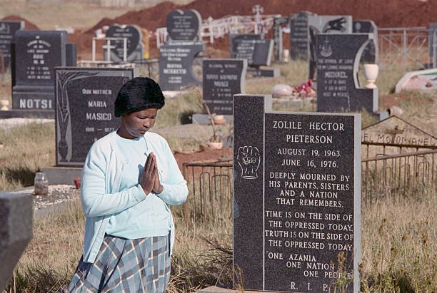 HistorySAZAR's tweet photo. Hector Pieterson's mother at his grave, c 1980s. Credit: David Turnley/Corbis/VCG/Getty https://t.co/7CgohpxWhc