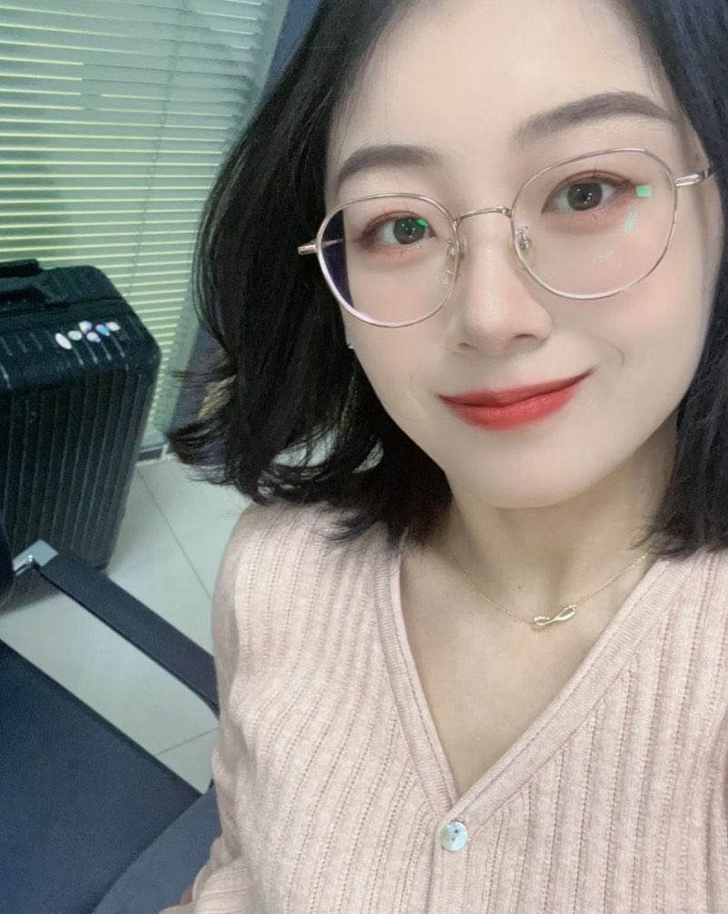 CKVarma2's tweet photo. 85后中学老师 已婚微寡，这是我第一次翻墙在x发正面露脸自拍，会有人喜欢吗？

有刚翻墙出来的朋友吗？交个朋友（是本人！是本人！） https://t.co/sH4i2QBlvz