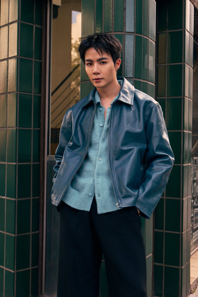 Kazzmagazine's tweet photo. หล่อไม่ไหว! ลุคของ “ซี พฤกษ์” ร่วมชมพรีเซนเทชั่นแบรนด์ SANDRO ด้วยลุคแบบหรูเรียบสไตล์ปารีเซียง 🖤

ZEE PRUK PFW 2027
#SANDROxZEEPRUK
#Sandro #SandroParis
#ZeePruk
#KAZZMAGAZINE https://t.co/xPiWXJDHab