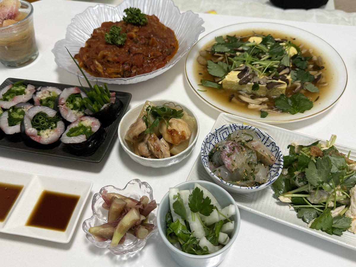 __amooour's tweet photo. 彼氏誕生日オメ〜
リクエスト煮込みハンバーグとその他は和食したかったから和食のやりたい放題コース🤣三葉余ったから色んなとこに入れたった https://t.co/DlgpNsZhBY
