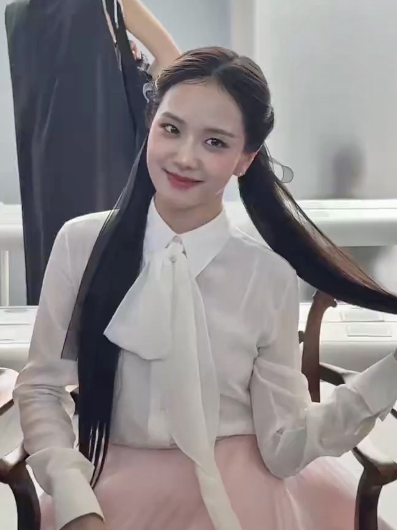 TheePopCore's tweet photo. JISOO serves breathtaking glamour in a look that perfectly embodies elegance at the Dior Fashion Show. https://t.co/ZVrzu3hV2J