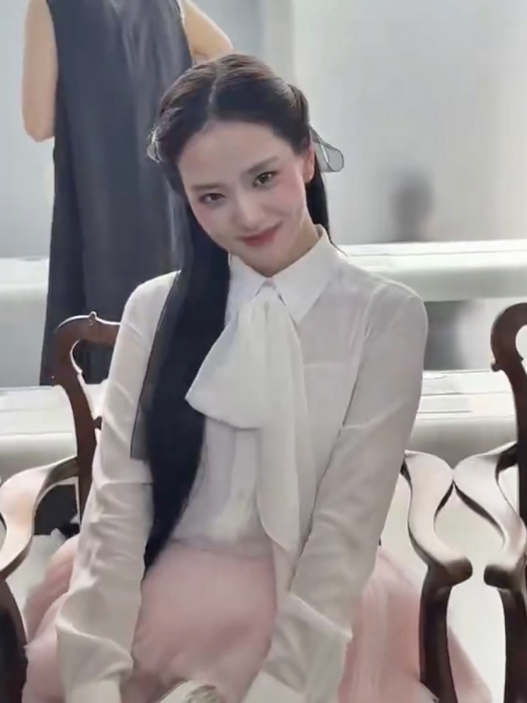 TheePopCore's tweet photo. JISOO serves breathtaking glamour in a look that perfectly embodies elegance at the Dior Fashion Show. https://t.co/ZVrzu3hV2J