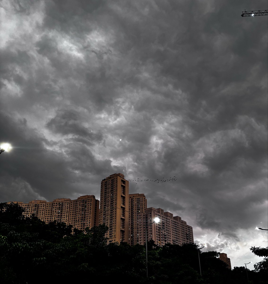 s_r_khandelwal's tweet photo. Apocalyptic Sky in parts of Thane-Airoli⛈️
Thunderstorm over many parts of Thane, Mulund &amp; Interiors⛈️⚡️ #MumbaiRains https://t.co/Z1rgduWmJD