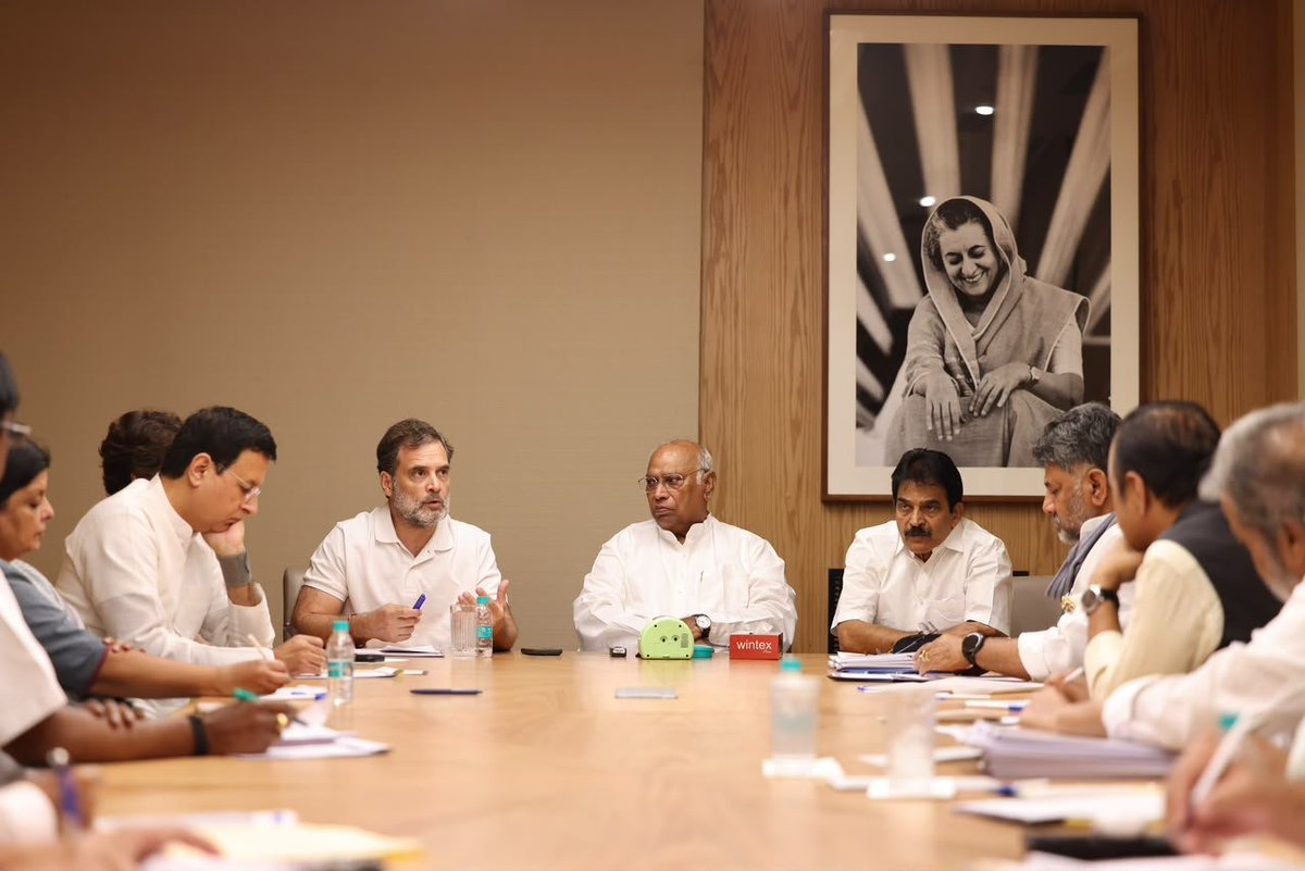 Brijendra_ola's tweet photo. कांग्रेस अध्यक्ष श्री @kharge जी, नेता विपक्ष श्री @RahulGandhi जी, कांग्रेस महासचिव (संगठन) श्री @kcvenugopalmp और कांग्रेस महासचिव श्रीमती @priyankagandhi जी ने प्रदेश के मुख्यमंत्रियों, शिक्षा मंत्रियों और AICC प्रभारियों के साथ बैठक की।

📍इंदिरा भवन, दिल्ली https://t.co/enZ6EmkJJY