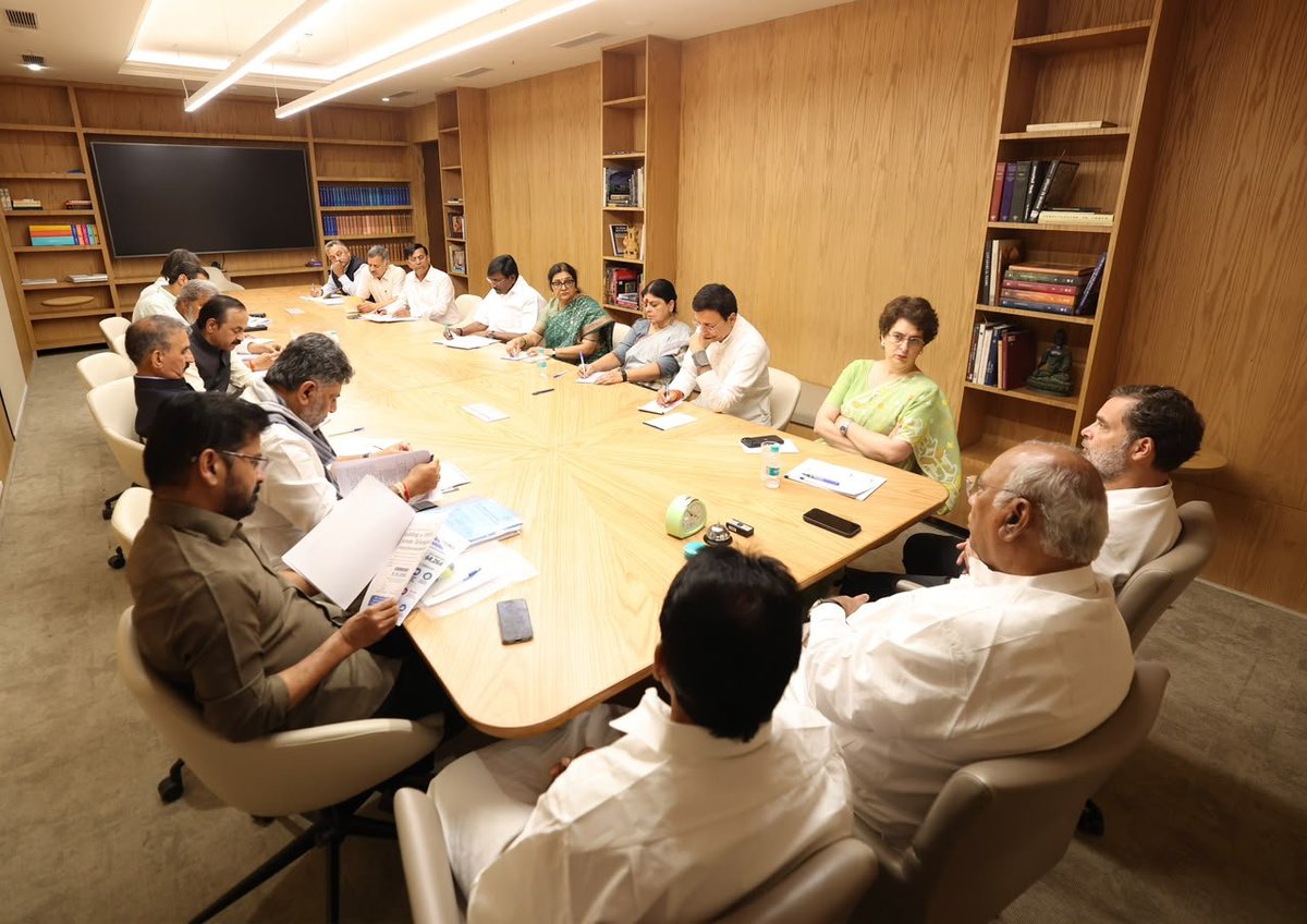 Brijendra_ola's tweet photo. कांग्रेस अध्यक्ष श्री @kharge जी, नेता विपक्ष श्री @RahulGandhi जी, कांग्रेस महासचिव (संगठन) श्री @kcvenugopalmp और कांग्रेस महासचिव श्रीमती @priyankagandhi जी ने प्रदेश के मुख्यमंत्रियों, शिक्षा मंत्रियों और AICC प्रभारियों के साथ बैठक की।

📍इंदिरा भवन, दिल्ली https://t.co/enZ6EmkJJY