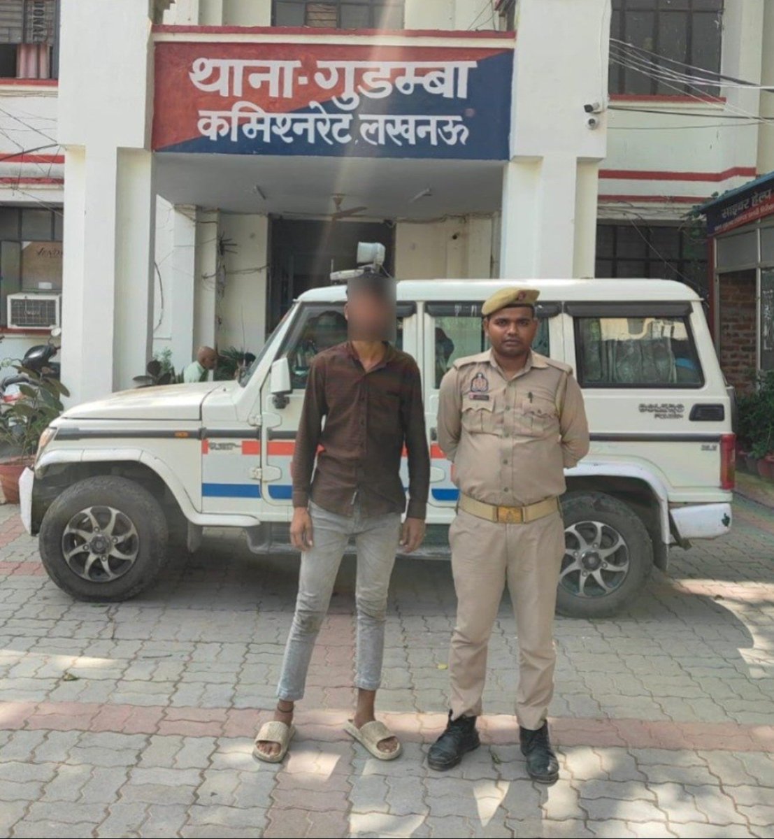 BRAHMAN_BR28's tweet photo. सामान का लालच देकर 7 वर्षीय बच्ची से दुष्कर्म, आरोपी अमित गौतम गिरफ्तार

लखनऊ। गुडम्बा पुलिस ने 7 वर्षीय बच्ची से दुष्कर्म के आरोप में वांछित 19 वर्षीय अमित गौतम को जानकीपुरम के जानकी वाटिका पार्क से गिरफ्तार किया। पुलिस के अनुसार, आरोपी बच्ची को सामान दिलाने का लालच देकर पार्क ले गया था। मामले में पॉक्सो एक्ट समेत संबंधित धाराओं में मुकदमा दर्ज है।