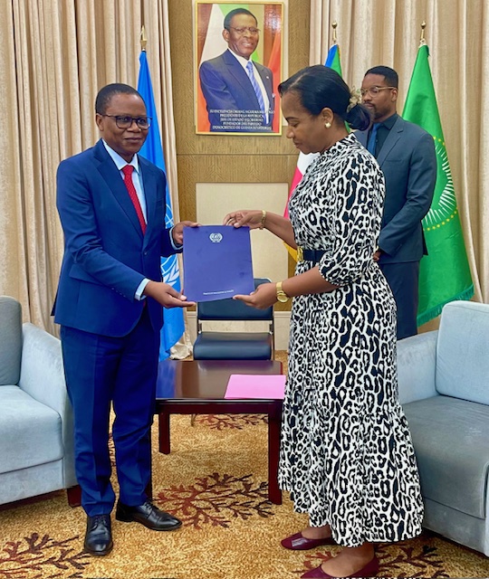 MCooperacion's tweet photo. Recibimos con agrado las copias de estilo de #JuvenalArcajoDengo, Director de la Oficina de la Organización Internacional del Trabajo (#OIT) para #GuineaEcuatorial y otros países de la región, y le aseguramos nuestro constante apoyo en el ejercicio de sus funciones. https://t.co/frQCJy77X9