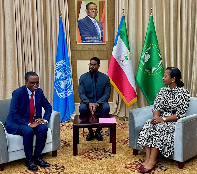 MCooperacion's tweet photo. Recibimos con agrado las copias de estilo de #JuvenalArcajoDengo, Director de la Oficina de la Organización Internacional del Trabajo (#OIT) para #GuineaEcuatorial y otros países de la región, y le aseguramos nuestro constante apoyo en el ejercicio de sus funciones. https://t.co/frQCJy77X9