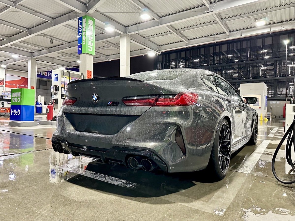 chitamaru4's tweet photo. BMW M8 Gran coupe competition

BMWバンザイ🙌‼︎
とりあえず昨日納車でした。
要らないリヤスモークフィルムは納車前に剥がしてもらいました。

ノーマルの姿を見ない状態でサンビームさんへ入庫。
当然、全下げでとオーダー。

スタイリッシュになって本日ご対面‼︎
めっちゃ良いじゃないの‼︎
サイドショットは相変わらず神👌

クーペのM8もあるから要らないと思ってたけど、左ハンドル、カーボンセラミックブレーキ、Bowers & Wilkins、トラバイトグレーの組み合わせにノックアウトされました😅

この車も当然、可愛がってやります。

ホイール、排気系、そしてコンピューターもやる予定。
単純にノーマルのM8との違いを体感してみたいから楽しみ。
外装もちょいと面白いことをやる予定。

久々にがっつり車をイジる予定だから今からワクワク☺️

それにしてもここ数ヶ月の雨は一体なんなんだ😱
ボクスターもまだ屋根開けて走ってない😂