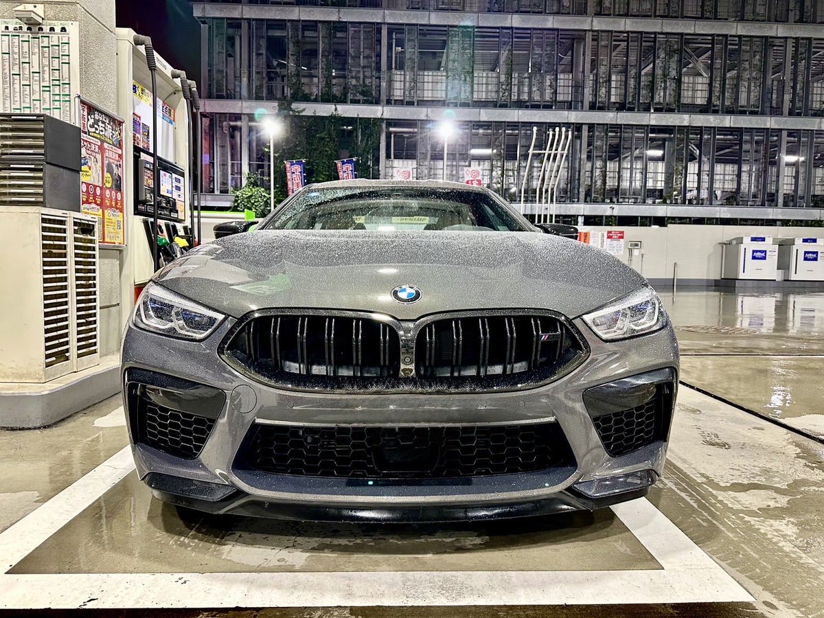 chitamaru4's tweet photo. BMW M8 Gran coupe competition

BMWバンザイ🙌‼︎
とりあえず昨日納車でした。
要らないリヤスモークフィルムは納車前に剥がしてもらいました。

ノーマルの姿を見ない状態でサンビームさんへ入庫。
当然、全下げでとオーダー。

スタイリッシュになって本日ご対面‼︎
めっちゃ良いじゃないの‼︎
サイドショットは相変わらず神👌

クーペのM8もあるから要らないと思ってたけど、左ハンドル、カーボンセラミックブレーキ、Bowers & Wilkins、トラバイトグレーの組み合わせにノックアウトされました😅

この車も当然、可愛がってやります。

ホイール、排気系、そしてコンピューターもやる予定。
単純にノーマルのM8との違いを体感してみたいから楽しみ。
外装もちょいと面白いことをやる予定。

久々にがっつり車をイジる予定だから今からワクワク☺️

それにしてもここ数ヶ月の雨は一体なんなんだ😱
ボクスターもまだ屋根開けて走ってない😂