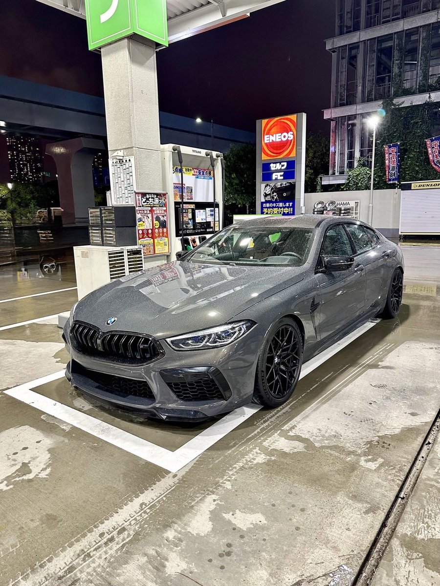 chitamaru4's tweet photo. BMW M8 Gran coupe competition

BMWバンザイ🙌‼︎
とりあえず昨日納車でした。
要らないリヤスモークフィルムは納車前に剥がしてもらいました。

ノーマルの姿を見ない状態でサンビームさんへ入庫。
当然、全下げでとオーダー。

スタイリッシュになって本日ご対面‼︎
めっちゃ良いじゃないの‼︎
サイドショットは相変わらず神👌

クーペのM8もあるから要らないと思ってたけど、左ハンドル、カーボンセラミックブレーキ、Bowers & Wilkins、トラバイトグレーの組み合わせにノックアウトされました😅

この車も当然、可愛がってやります。

ホイール、排気系、そしてコンピューターもやる予定。
単純にノーマルのM8との違いを体感してみたいから楽しみ。
外装もちょいと面白いことをやる予定。

久々にがっつり車をイジる予定だから今からワクワク☺️

それにしてもここ数ヶ月の雨は一体なんなんだ😱
ボクスターもまだ屋根開けて走ってない😂