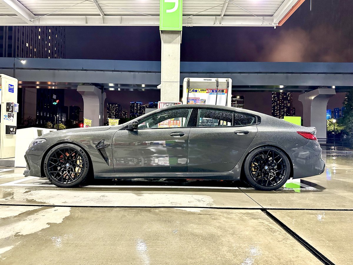 chitamaru4's tweet photo. BMW M8 Gran coupe competition

BMWバンザイ🙌‼︎
とりあえず昨日納車でした。
要らないリヤスモークフィルムは納車前に剥がしてもらいました。

ノーマルの姿を見ない状態でサンビームさんへ入庫。
当然、全下げでとオーダー。

スタイリッシュになって本日ご対面‼︎
めっちゃ良いじゃないの‼︎
サイドショットは相変わらず神👌

クーペのM8もあるから要らないと思ってたけど、左ハンドル、カーボンセラミックブレーキ、Bowers & Wilkins、トラバイトグレーの組み合わせにノックアウトされました😅

この車も当然、可愛がってやります。

ホイール、排気系、そしてコンピューターもやる予定。
単純にノーマルのM8との違いを体感してみたいから楽しみ。
外装もちょいと面白いことをやる予定。

久々にがっつり車をイジる予定だから今からワクワク☺️

それにしてもここ数ヶ月の雨は一体なんなんだ😱
ボクスターもまだ屋根開けて走ってない😂