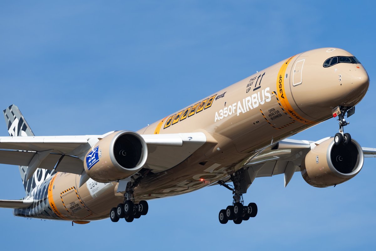 CAlloing's tweet photo. Hey !! Welcome back bid bird !! First flight completed this afternoon for the first @Airbus #A350F #FWXLD . Now waiting to saw her again in the sky ! This livery is clearly amazing !! #Avgeeks #Avgeek https://t.co/j8xLwsoAUV
