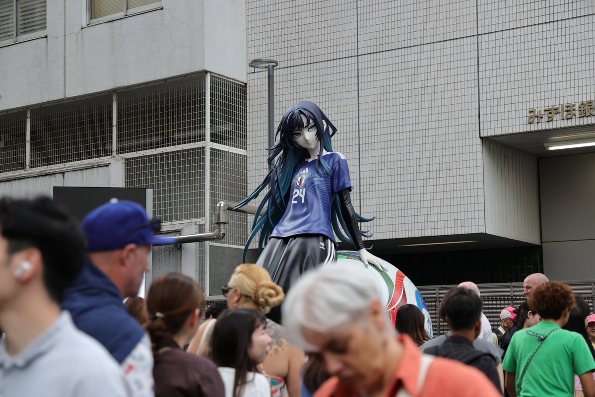 Tadac19's tweet photo. #Ado
Adoさん像の写真はこれでおしまいです。
インバウンドの方々も多かったな～
3枚目は渋谷のビル見てAdoさん何思う…後ろ見ると髪の造形も凄いな https://t.co/JZ6cjKZvim